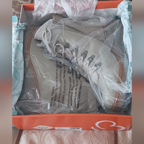 Bare Traps Nasha Wedge Heel Hiker Boots 9.5M Taupe EUC Like new! - Picture 16 of 16